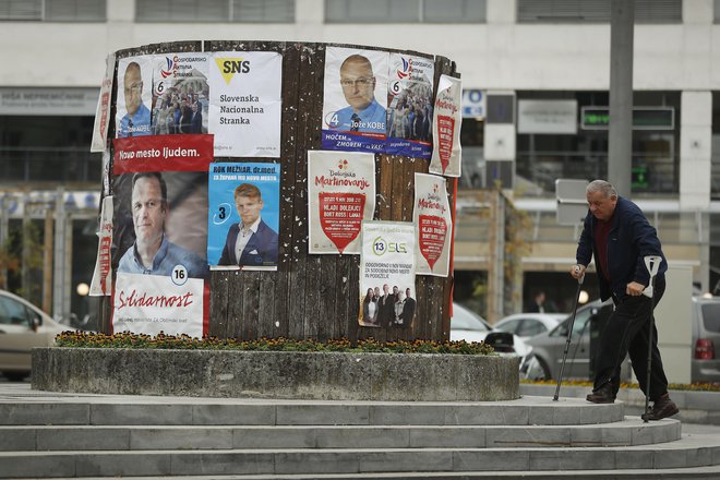 Tradicionalni pristopi županskih kandidatov s fizičnimi stiki in &raquo;podkupninami&laquo; so še vedno aktualni. FOTO: Leon Vidic/Delo