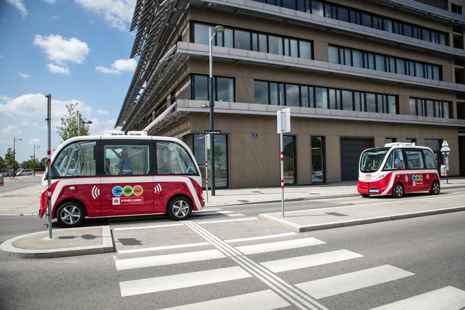 Čeprav gre za samovozeča avtobusa, bo vedno prisoten operater, ki bo s krmilno palico v roki nadziral delovanje avtobusa in po potrebi tudi posredoval. FOTO: Manfred Helmer/Wiener Linien