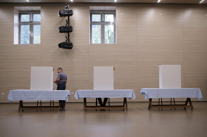 Volivci, ki bodo v nedeljo zadržani, se lahko na volišča odpravijo danes, jutri ali v četrtek. FOTO: Uroš Hočevar/Delo