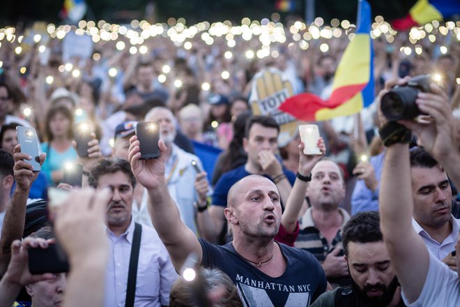 Sporna pravosodna reforma je sprožila na ulicah Bukarešte, Cluja, Temišvara in&nbsp;Brasova&nbsp;val protivladnih protestov. FOTO: Adrian Catu/AFP