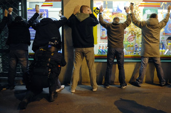 V Pragi se število prijavljenih kaznivih dejanj v zadnjih letih manjša, lani pa se jih je bilo kar 40 odstotkov manj kot pred dvema desetletjema. Foto: Petr Josek/Reuters