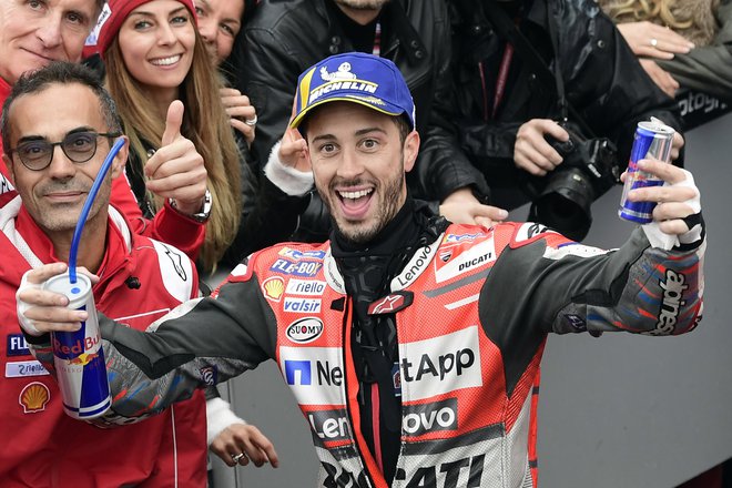 Ducati Team&#39;s Italian rider Andrea Dovizioso celebrates winning the MotoGP race of the Valencia Grand Prix at the Ricardo Tormo racetrack in Cheste, on November 18, 2018. (Photo by JAVIER SORIANO / AFP) Foto Javier Soriano Afp