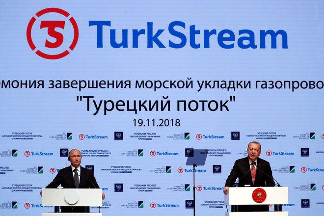 Predsednika Recep Tayyip Erdoğan in Vladimir Putin sta po turški sestrelitvi ruskega bombnika nad sirskim ozemljem pred skoraj tremi leti obnovila prijateljske odnose med državama. Foto Reuters