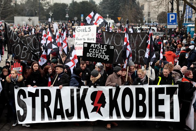 Protest koalicije za pravice žensk proti nameram poljskih oblasti in katoliške cerkve, da prepove splav. FOTO: Reuters