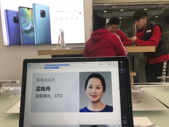 Meng Wanzhou na ekranu ene od trgovin Huaweia. FOTO: AP