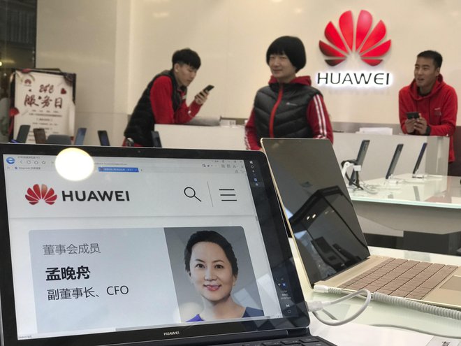 Finančno dirketorico družbe Huawei Sabrino Meng so prijeli na dan, ko sta kitajski in ameriški predsednik razglasila 90-dnevno premirje v carinski vojni. FOTO: Ng Han Guan/AP
