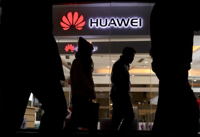 Huawei je v zadnjih letih postal glavni igralec na področju razvijanja pete generacije mobilnega omrežja. FOTO: Ng Han Guan/AP
