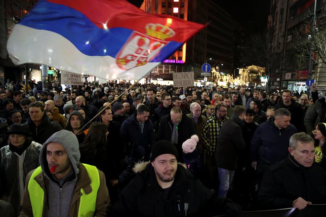 V Beogradu so vajeni protestov, sinočnje mirne demonstracije proti nasilju nad opozicijo, so minile brez incidentov in večjih posredovanj policije. FOTO:&nbsp;Marko Djurica/Reuters