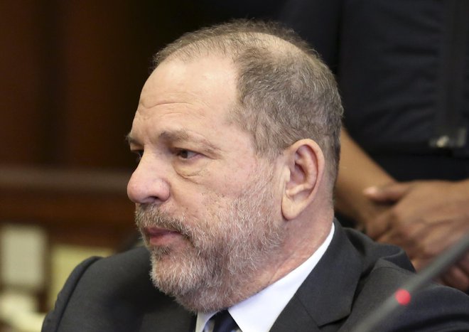 Harvey Weinstein je nemo poslušal sodnika, ki je odločil, da se sojenje nadaljuje. FOTO: Alec Tabak/AP