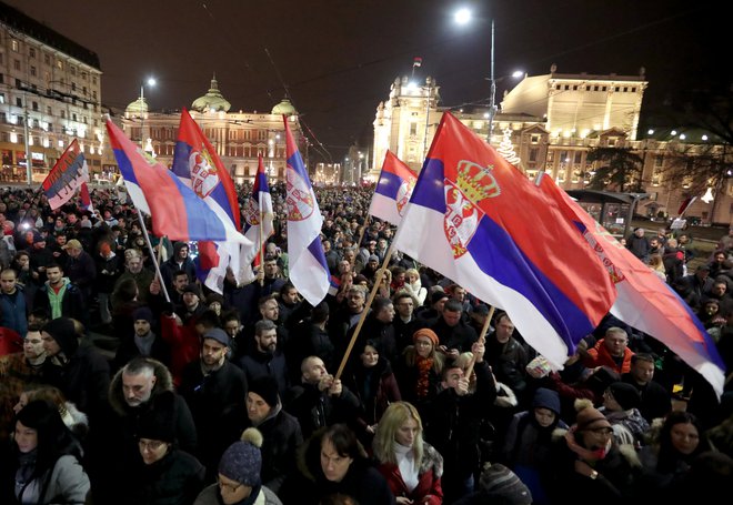 En izmed razlogov, da na protestih proti krvavim srajcam ni bilo več ljudi, so gotovo tudi mediji, ki so pod močnim vplivom Vučića. FOTO: Marko Djurica/Reuters