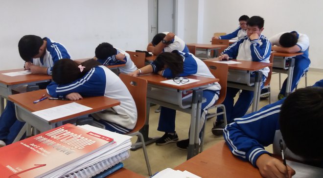 Alarm v uniformi se oglasi tudi, če dijak zaspi med poukom. FOTO: Shutterstock