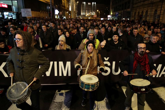 V srbski prestolnici se bo po napovedih danes spet zbralo več tisoč ljudi na protestu proti predsedniku Aleksandru Vučiću. Foto Reuters