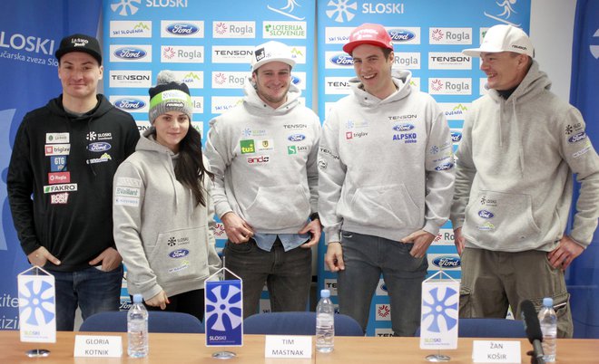 Rok Marguč, Gloria Kotnik, Tim Mastnak, Žan Košir in glavni trener Izidor Šušteršič so na fotografiji nasmejani, a njihovo delo je prepleteno z birokratskimi nevšečnostmi. FOTO: Roman Šipić/Delo