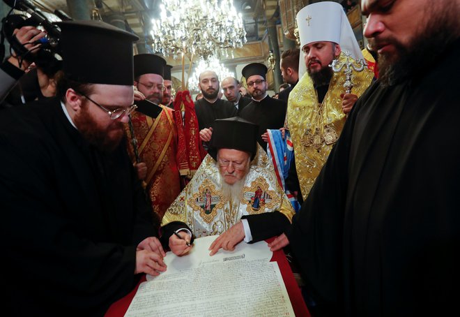 Patriarh Bartolomej je listino, ki jo imajo Ukrajinci za zgodovinsko, podpisal v istanbulski cerkvi sv. Jurija. FOTO: Murad Sezer/Reuters