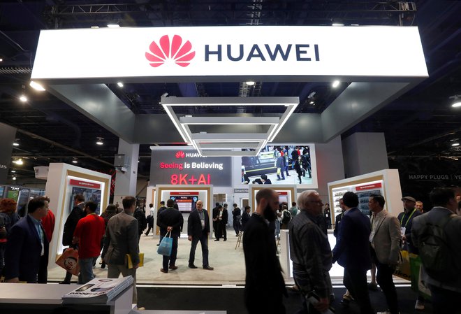 FILE PHOTO: Attendees pass by a Huawei booth during the 2019 CES in Las Vegas, Nevada, U.S., Jan. 9, 2019. REUTERS/Steve Marcus/File Photo Foto Steve Marcus Reuters