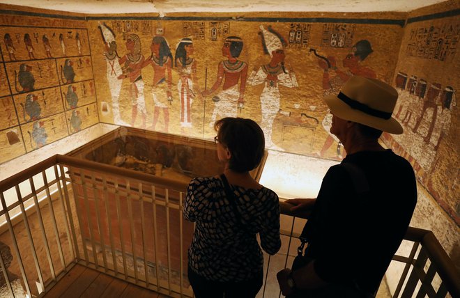 Visitors look at ancient Egyptian drawings and the sarcophagus of boy pharaoh King Tutankhamun in the Valley of the Kings in Luxor, Egypt January 31, 2019. REUTERS/Mohamed Abd El Ghany Foto Mohamed Abd El Ghany Reuters