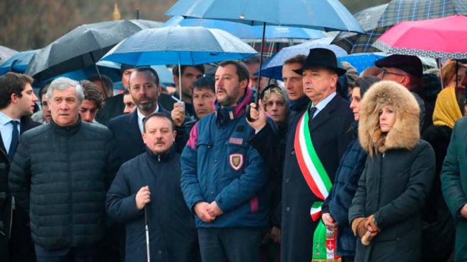 Salvini ob Tajaniju, predsedniku Furlanije - Julijske krajine Massimilianu Fedrigi in tržaškemu županu Robertu Dipiazzi na nedeljski prireditvi. FOTO: Fotodamj@n