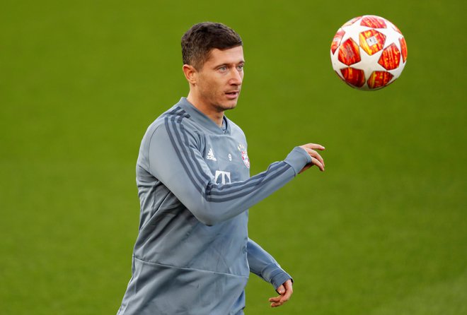 Robert Lewandowski komaj čaka na začetek tekme na Anfieldu, na katerem še nikdar ni igral nogometa. FOTO: Reuters