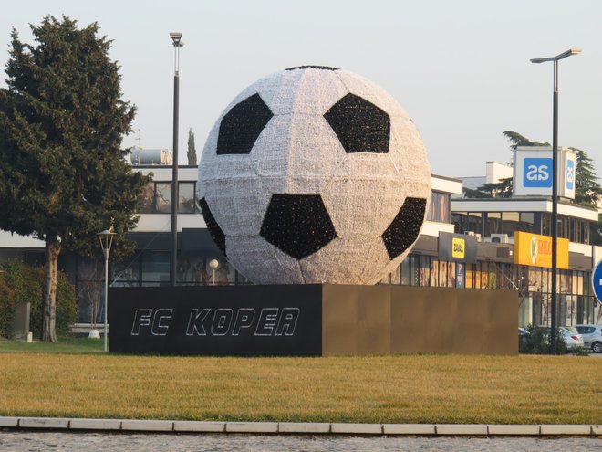 Novoletna žoga na krožišču pred koprskim stadionom Foto Nataša Čepar