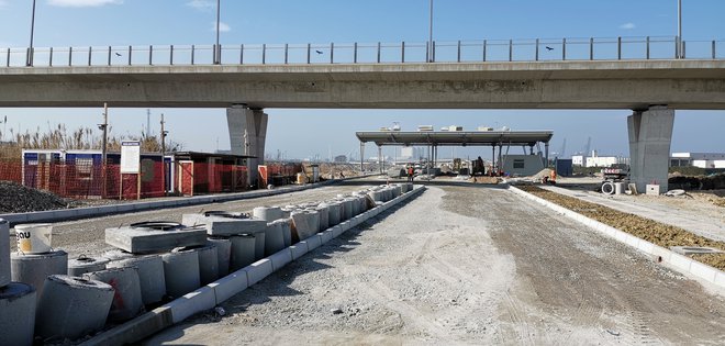 Kolektor gradi srminski vhod v Luko Koper. FOTO: Boris Šuligoj