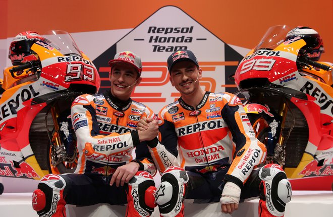 Petkratni prvak motogp Marc Marquez (levo) in trikratni šampion Jorge Lorenzo se po letih rivalstva veselita sodelovanja pri Hondi. FOTO: Reuters
