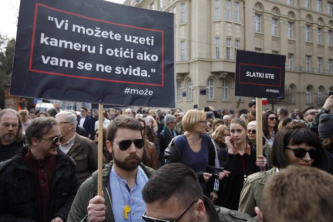 Po oceni policije se je protesta udeležilo približno 1500 ljudi, med njimi tudi številna najuglednejša novinarska peresa. Foto: Dragan Matić/Cropix