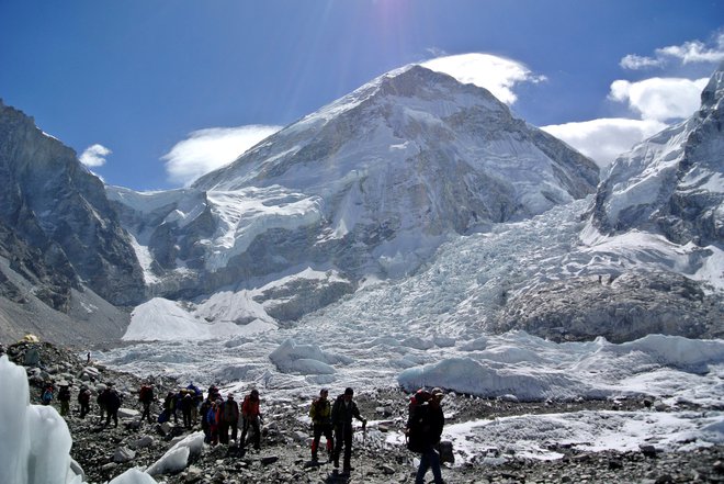 Smer gre naravnost navzgor iz naprednega baznega tabora na tibetanski strani gore. FOTO: Reuters