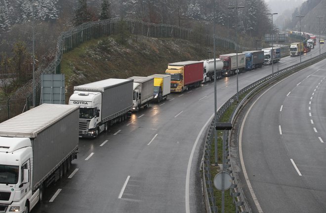 Logistika naj bi zagotavljala prave dobrine in storitve na pravem mestu in ob pravem času ter z najnižjimi stroški in vplivi na okolje. FOTO: Tadej Regent/Delo