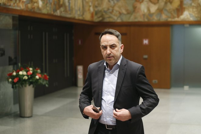 Brane Golubović, vodja poslanske skupine stranke LMŠ, priznava, da so se pred glasovanjem o rebalansu proračuna pogovarjali tudi s SNS. FOTO: Blaž Samec