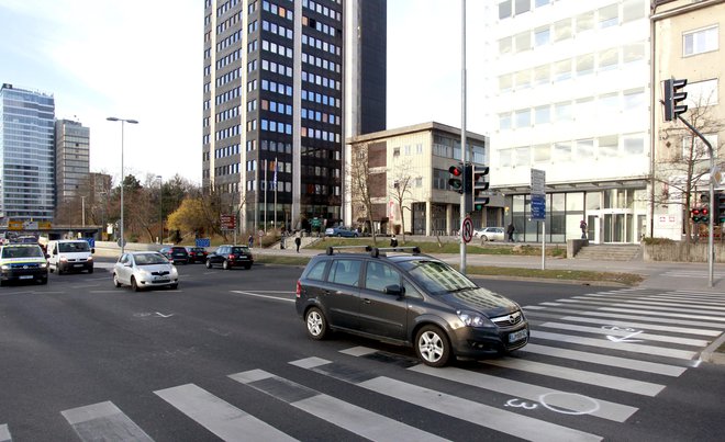 Prehod za pešce, kjer je pijani voznik ponoči zbil dva moška. FOTO: Roman Šipić/Delo