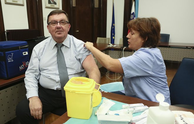 Minister za zdravje se je tudi cepil. FOTO: Jože Suhadolnik/Delo