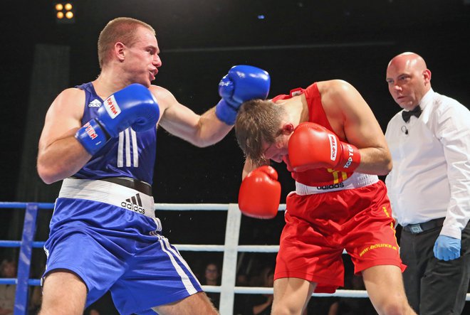 Aljaž Venko (levo) je uspešno prestal ognjeni krst v poklicnem ringu. FOTO: Tadej Regent