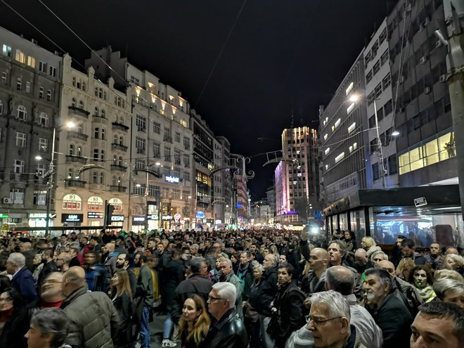 Na ulicah Beograda že štirinajsto soboto zapored protesti. Foto Milena Zupanič