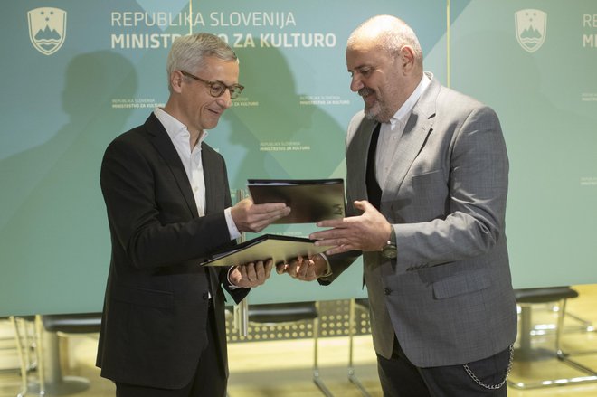 Primopredaja na ministrstvu za kulturo. Na fotografiji Jernej Pikalo in novi minister Zoran Poznič. FOTO: Voranc Vogel/Delo