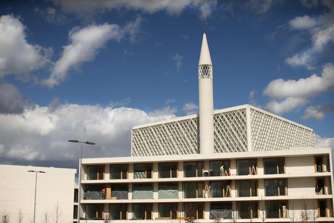 Gradnja Islamskega verskega in kulturnega centra v Ljubljani gre h koncu, saj delavci opravljajo zaključna dela. FOTO: Jure Eržen