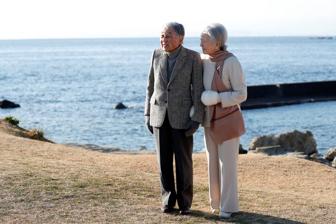 Petinosemdesetletni Akihito, ob njem cesarica Mičiko: cesar je že leta 2016 svojemu narodu sporočil, da ni več sposoben izpolnjevati cesarskih dolžnosti. Foto: Reuters
