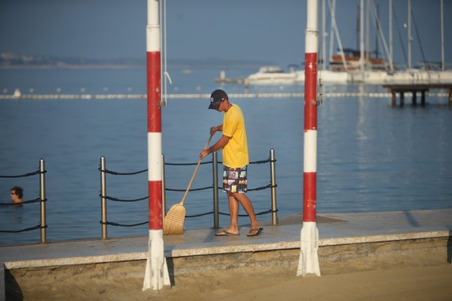 V občinskem komunalnem podjetju Okolje Piran bo pometala nova metla, dosedanji direktor Alen Radojkovič pa bo po novem odgovoren za finance. Foto Jure Eržen