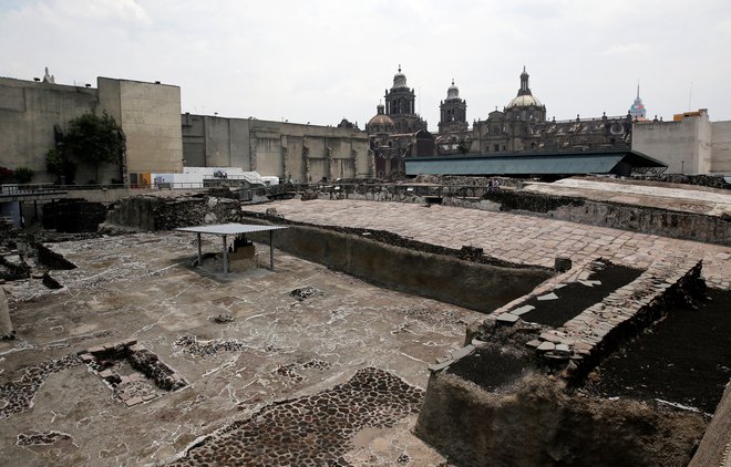 Azteški tempelj, danes znan z imenom Templo Mayor, je bil nekoč piramida višine 15 nadstropij, a so ga Španci tako kot druge objekte nekdanje azteške prestolnice Tenochtitlan po osvojitvi leta 1521 uničili. Pred tem so Azteki verovali, da je bil središče vesolja. FOTO: Reuters