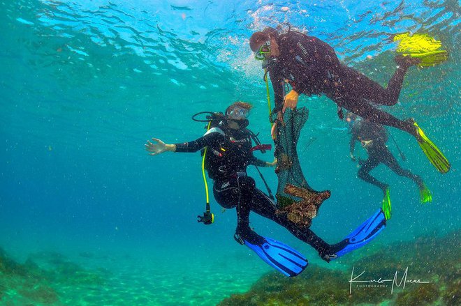 Morja in oceani so polna odpadkov, med katerimi prevladuje plastika. Foto: Karlo Macas