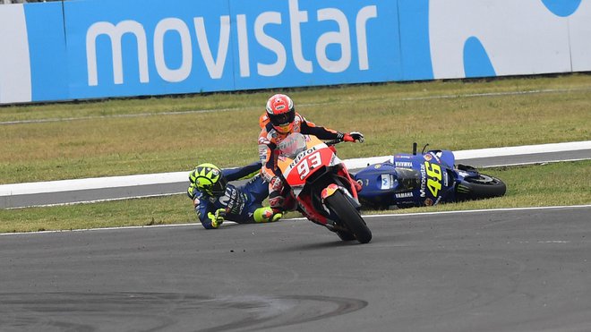 Tako je bilo lani: Valentino Rossi je obležal na asfaltu in požugal Marcu Marquezu. FOTO: Motogp.com