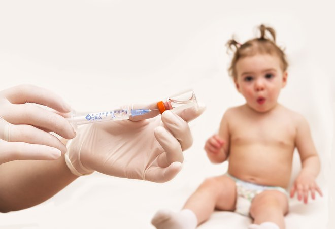 Namesto, da bodo otroci proti hepatitisu B cepljeni pred in po vstopu v šolo, bodo že kot dojenčki.