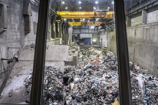 V sežigalnici odpadkov na leto ustvarijo 400.000 ton CO2, ki bi ga lahko v celoti zajeli in shranili pod morskim dnom. FOTO: Matjaž Krivic