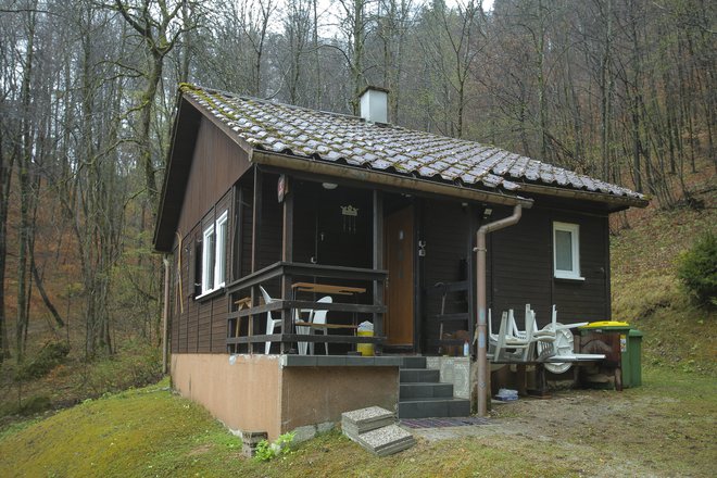 Montažna hiška na Bledu, ki meri 24 kvadratnih metrov, stoji na 2135 kvadratnih metrov veliki parceli. Poleg je večja hiša, ki jo je DSP prodal in je v njej Dom muzealcev. FOTO: Jože Suhadolnik/ Delo