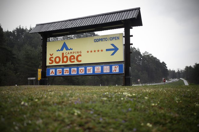 Poleg vseh nagrad, ki jih dobivajo od stanovskih organizacij in tujih agencij, ki kreirajo mnenje turistov, jim največ pomenijo številna priznanja, ki jim jih podelijo gostje. FOTO: Blaž Samec/Delo