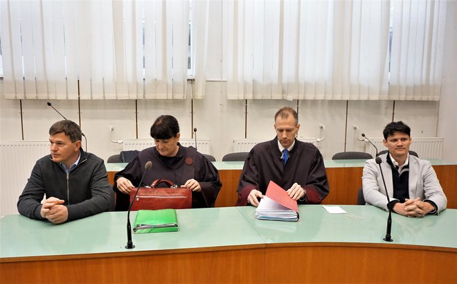 Obtožena Uroš Rotnik (levo) in Aleksander Hrkač (desno) na celjskem sodišču, vmes njuna zagovornika. FOTO: Brane Piano