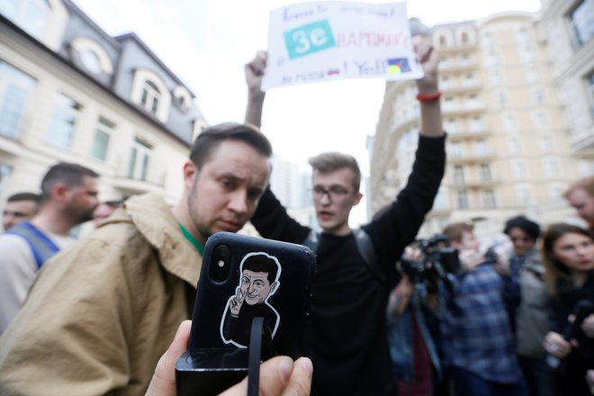 Kljub glasnim Porošenkovim privržencem je zagon na strani podpornikov opozicijskega kandidata. FOTO: REUTERS