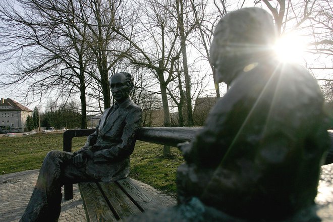 Tomaž Šalamun je bil globoko osramočen zaradi nezaslišane gonje, ki so jo Kocbeku (na fotografiji njegov kip) uprizorili za sedemdeseti rojstni dan. FOTO: Marvric Pivk