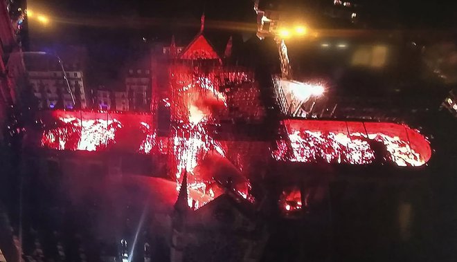 Pogled od zgoraj na požar, ki je uničeval stoletja zgodovine, je bil zelo zgovoren. FOTO: AFP