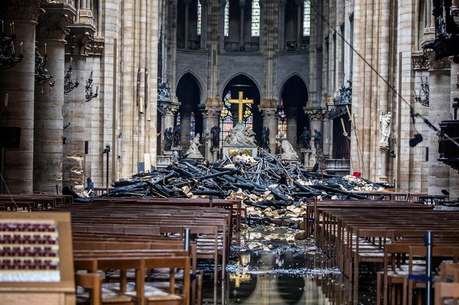 Posledice požara, ki je iznakazil notranjost katedrale.&nbsp;Foto: Reuters