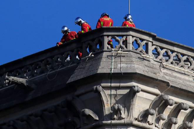 Although Macron announced swift action and restoration of the situation before the fire, some experts doubt his words.<br /> PHOTO : Gonzalo Fuentes/Reuters » img_id= »763752″/></p>
<p>Bien que Macron ait annoncé une action rapide et un rétablissement de la situation avant l’incendie, certains experts doutent de ses propos.<br />PHOTO : Gonzalo Fuentes/Reuters</p>
</div>
<p></p>
<h2>Et après?</h2>
<p></p>
<p>Au crématorium, les autorités continuent d’inspecter et d’évaluer la situation, et avant toute intervention de restauration, il faut d’abord veiller à la sécurité des ouvriers qui entreront dans la cathédrale. Malgré le fait que les pompiers aient réussi à préserver la structure de l’édifice, ils ont découvert quelques points faibles, il existe donc toujours un risque d’effondrement. </p>
<p>Comme c’est pour <em>Travail </em>expliqué <strong>Jernej Hudolin</strong>directeur général de l’Institut pour la protection du patrimoine culturel de Slovénie (ZVKDS), sera d’abord suivi d’un nettoyage approfondi, à la fois grossier et fin, et ce n’est qu’alors que l’on pourra réellement déterminer l’état de la structure de la cathédrale. Elle sera ensuite minutieusement inspectée et les éléments métalliques individuels seront remplacés si nécessaire. Le sol de la cathédrale sera très probablement divisé en une grille, se déplaçant progressivement entre les différents carrés. De cette façon, ils sont censés récupérer des parties utiles des ruines, qu’ils pourront réutiliser pour la reconstruction. </p>
<p>Historien de l’architecture <strong>Jonathan Foyle</strong> Il a souligné qu’en plus de la structure solide, ils s’occuperont d’abord d’un toit temporaire, qui empêchera la propagation des dégâts et l’intrusion des eaux pluviales. « Le bâtiment est déjà complètement mouillé, il est donc nécessaire d’assurer une protection adéquate des éléments individuels », a-t-il expliqué dans une interview pour <em>CNN</em>. Une fois la sécurité des éléments de construction ayant survécu à l’incendie dévastateur assurée, l’armée d’archéologues et de restaurateurs pourra commencer les véritables travaux de restauration. </p>
<div class=